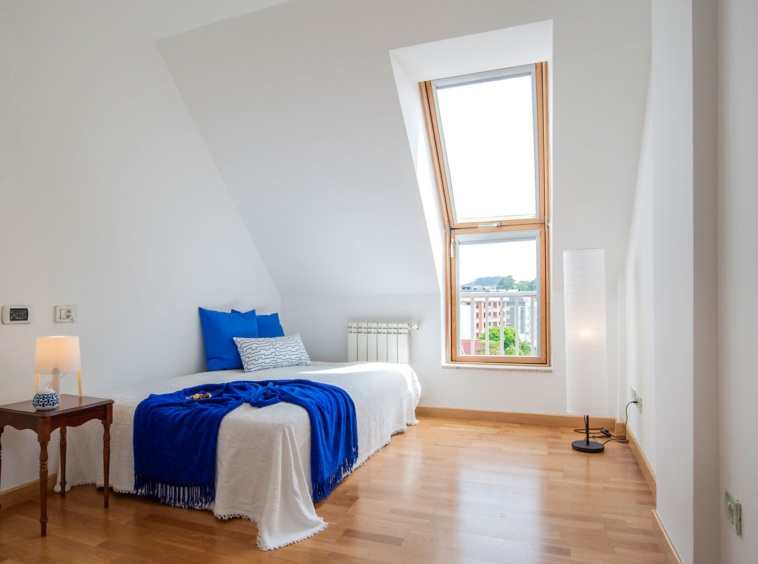 Dormitorio en planta superior dúplex en Urbanización Riobao, Sada_ Home Staging con textiles neutros y color de acento blanco_ velux