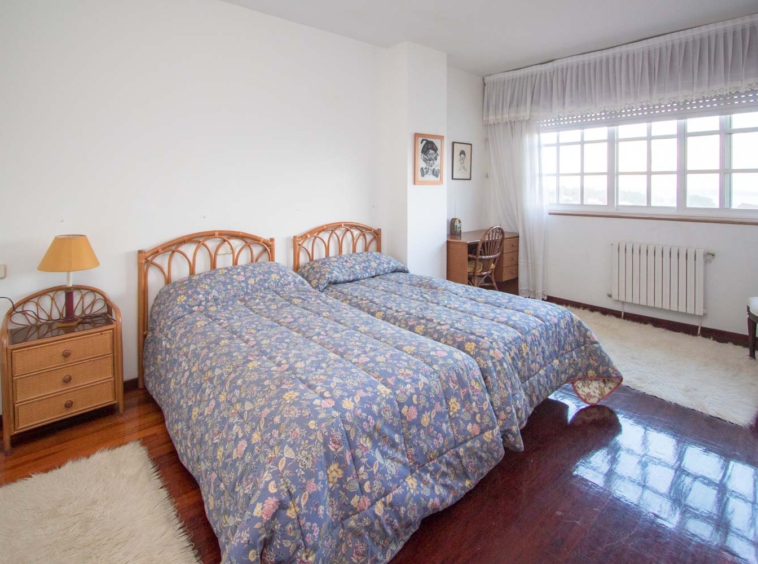 Dormitorio con camas gemelas y gran ventanal