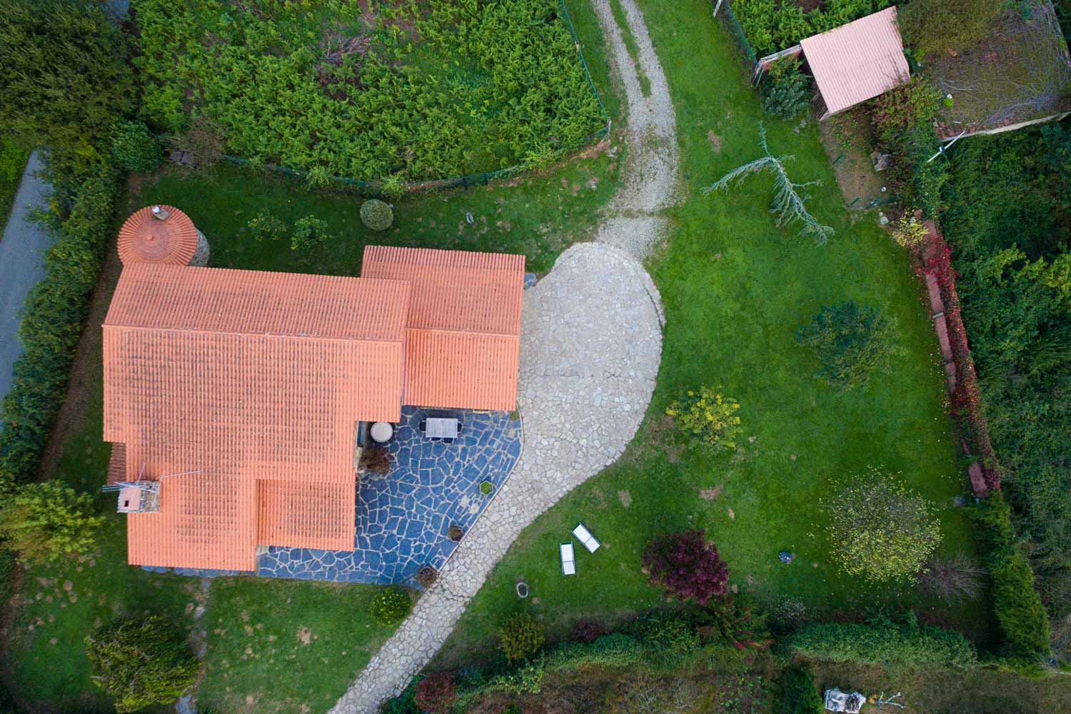 Vista aérea de la casa y la parcela