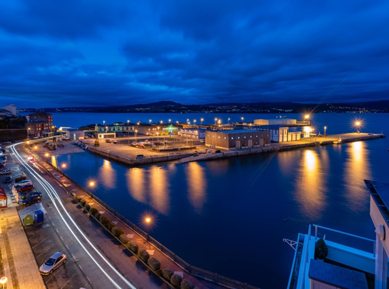 Vista nocturna del puerto de Sada
