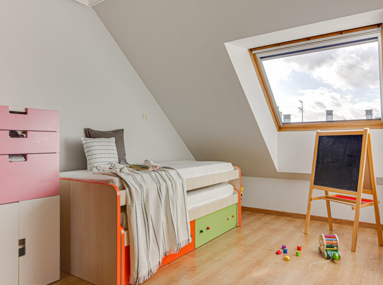 Dormitorio infantil de piso en Vilaboa tras el Home Staging_ Despejado y tonos neutros_ Pizarra bajo velux 2