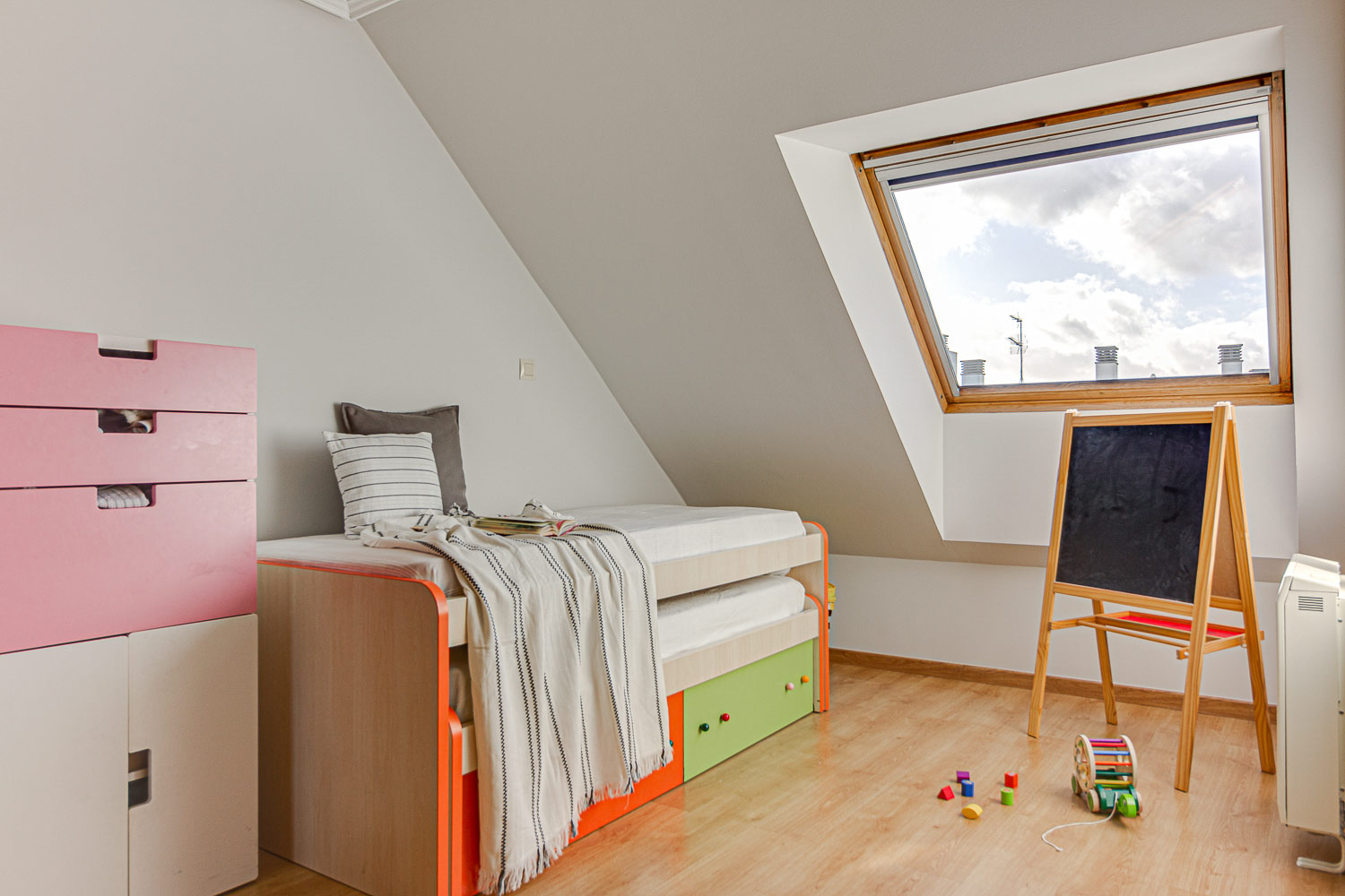 Dormitorio infantil de piso en Vilaboa tras el Home Staging_ Despejado y tonos neutros_ Pizarra bajo velux 2