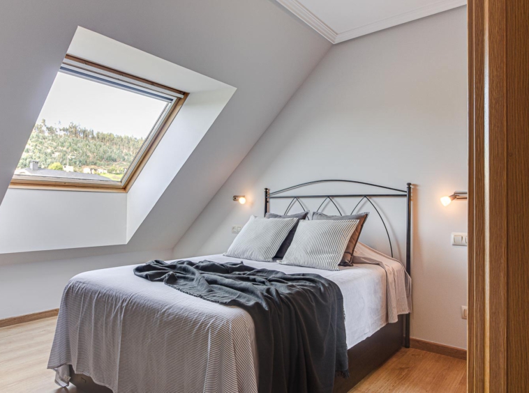 Dormitorio principal en Vilaboa con velux y techo abuhardillado_ despejado y limpio + textiles neutros grises_ Home Staging