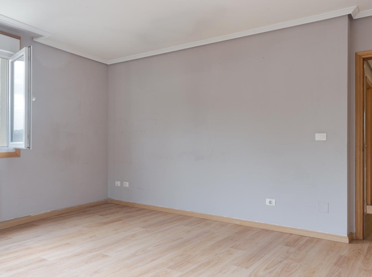 Salón con ventana abierta y suelo laminado en venta por morando inmbiliaria