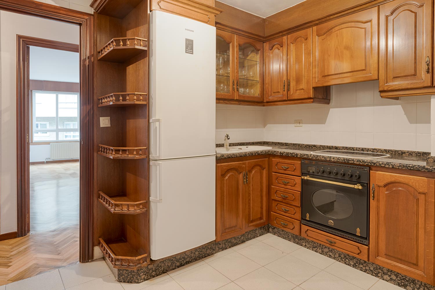 Cocina equipada con muebles de madera y electrodomésticos modernos, en venta en Sada por Morando Inmobiliaria.