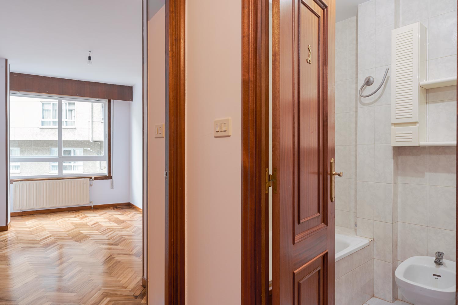 Vista del baño y una habitación con ventana desde un pasillo en piso en venta en Sada por Morando Inmobiliaria.