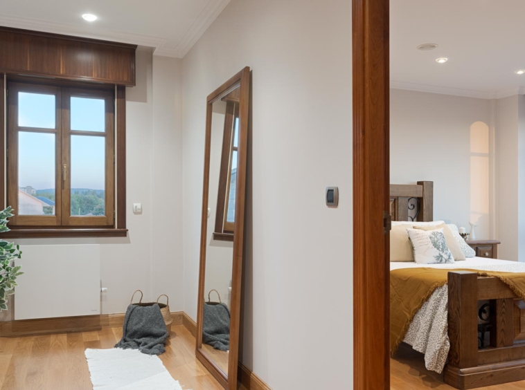 Vestidor con espejo de cuerpo entero en casa clásica de Bergondo, en venta por Inmobiliaria Morando.