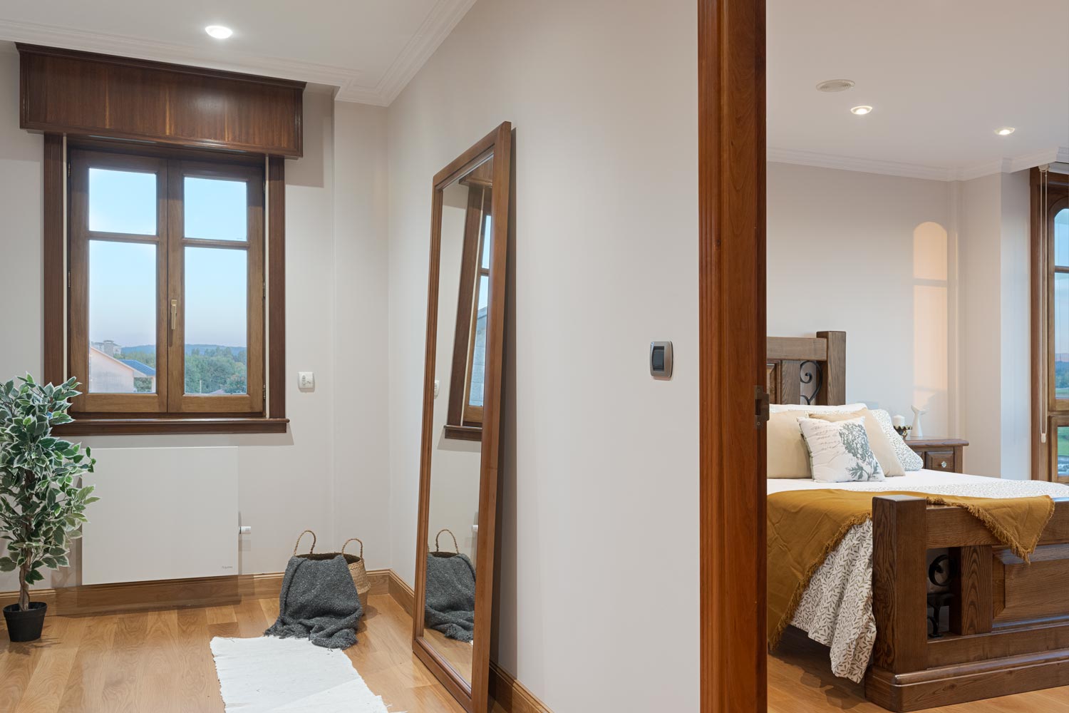 Vestidor con espejo de cuerpo entero en casa clásica de Bergondo, en venta por Inmobiliaria Morando.