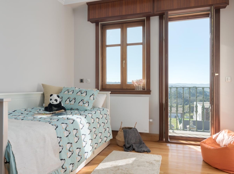 Dormitorio infantil con balcón y vistas en casa de Bergondo en venta, ofrecido por Inmobiliaria Morando.