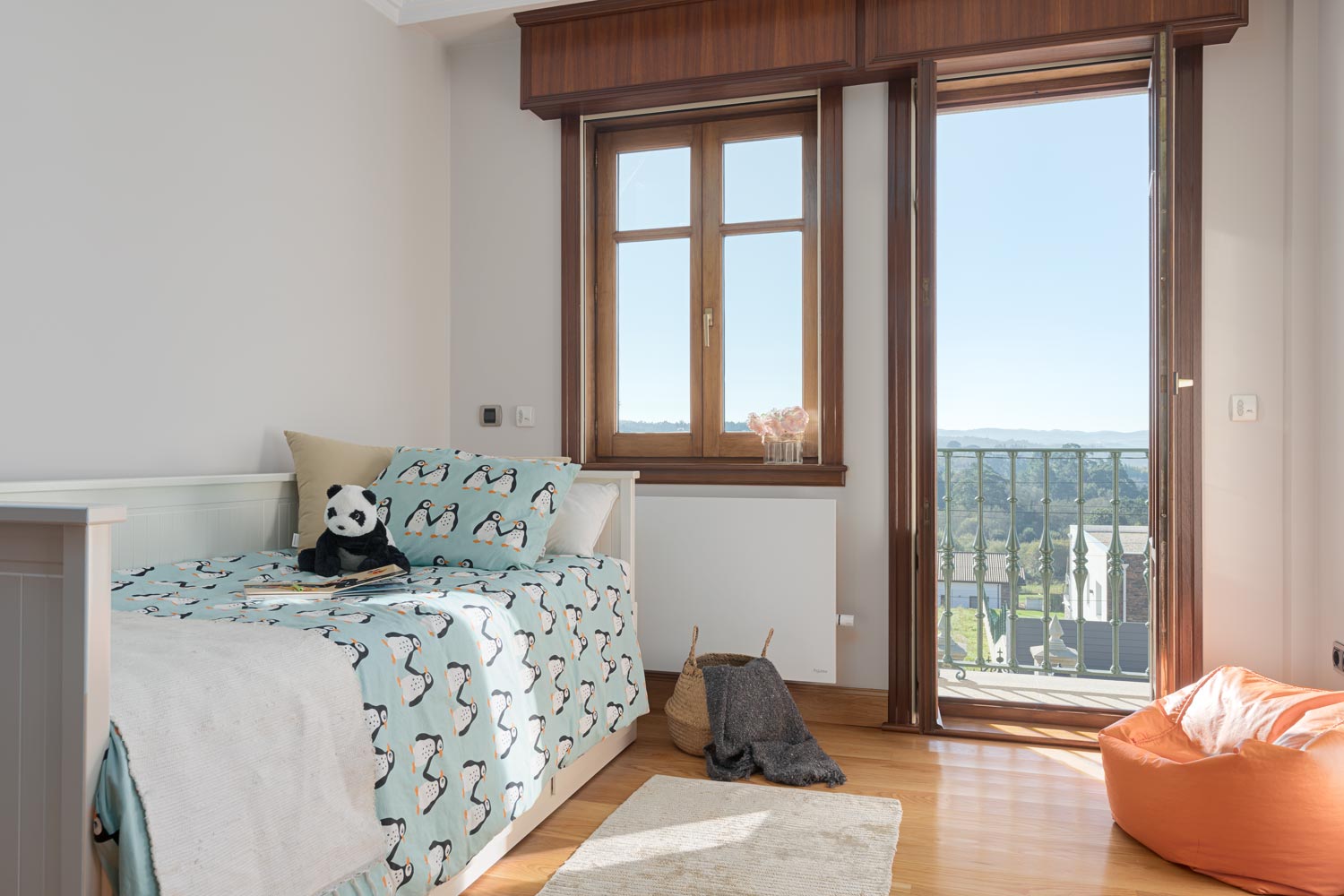 Dormitorio infantil con balcón y vistas en casa de Bergondo en venta, ofrecido por Inmobiliaria Morando.