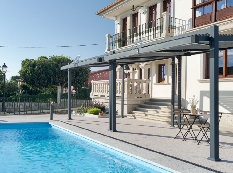 Piscina y pérgola en jardín de casa en Bergondo en venta, ofrecida por Morando.