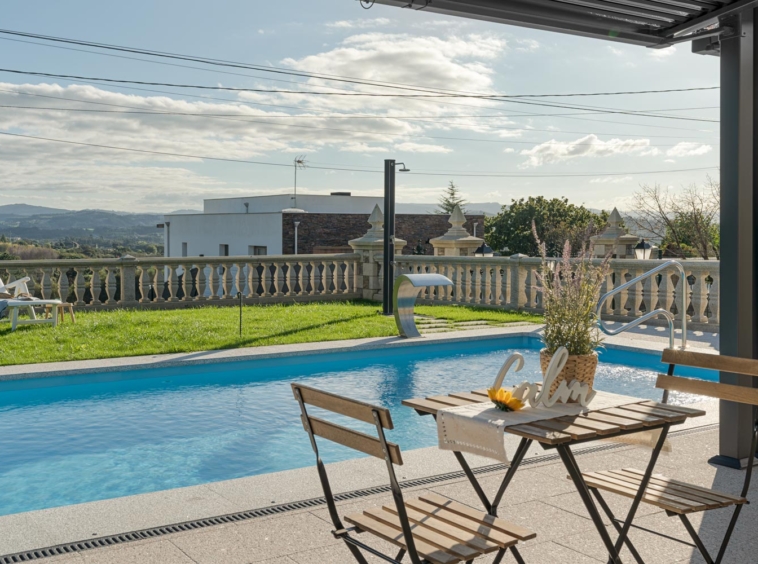 Piscina con vistas al campo en vivienda de Bergondo, en venta por Inmobiliaria Morando.