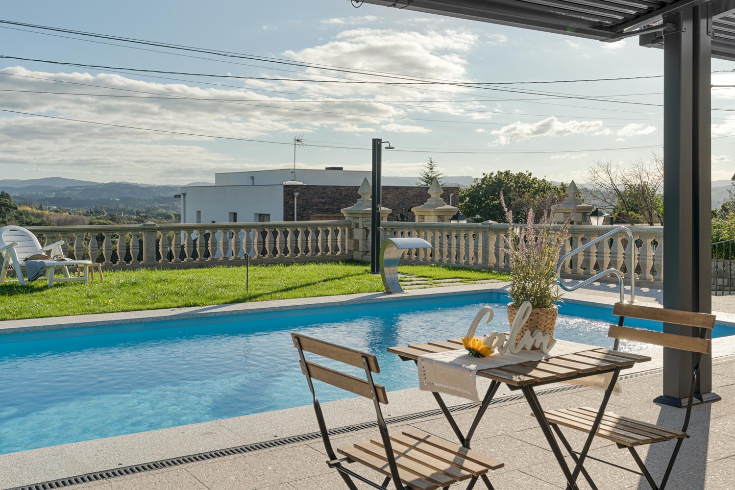 Piscina con vistas al campo en vivienda de Bergondo, en venta por Inmobiliaria Morando.