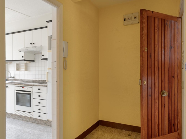 Entrada con acceso a cocina en piso en venta en Sada, gestionado por Morando Inmobiliaria.