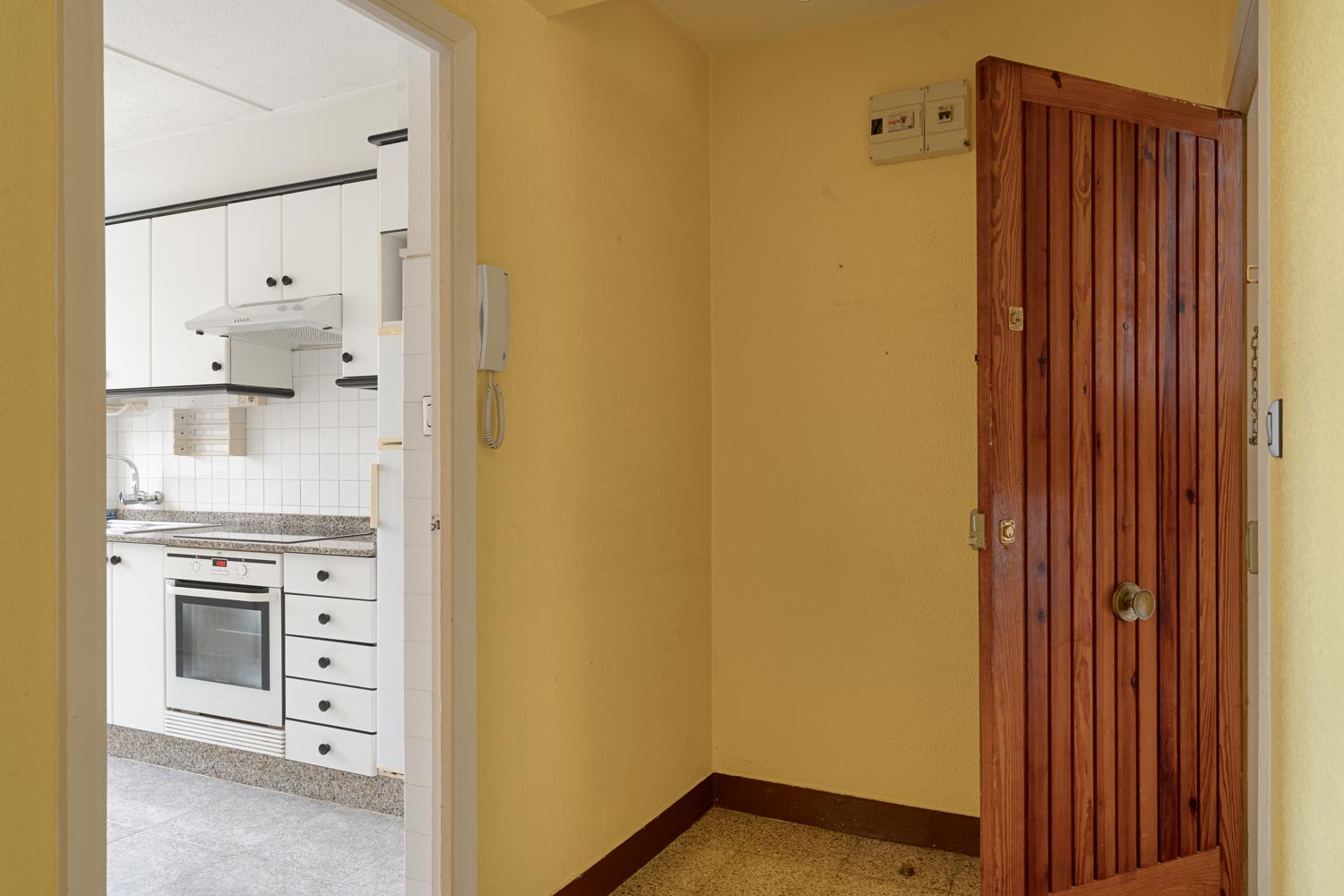 Entrada con acceso a cocina en piso en venta en Sada, gestionado por Morando Inmobiliaria.