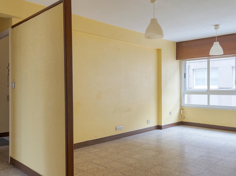 Sala de estar amplia y luminosa en piso en venta en Sada, gestionado por Morando Inmobiliaria.