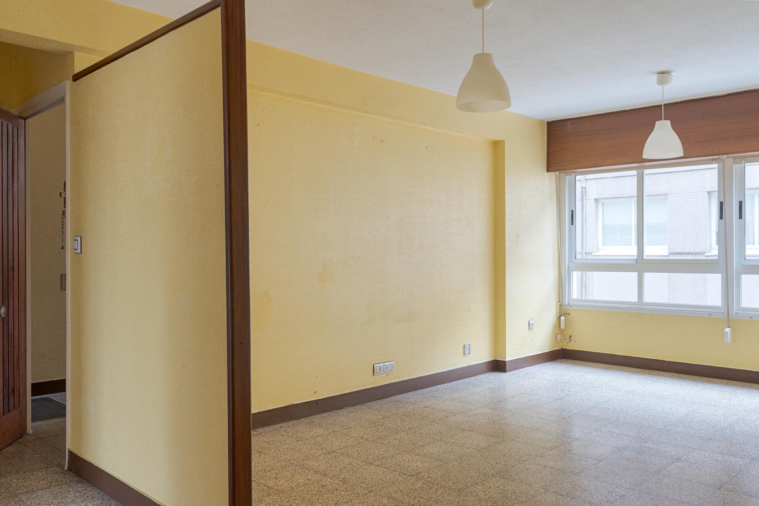 Sala de estar amplia y luminosa en piso en venta en Sada, gestionado por Morando Inmobiliaria.