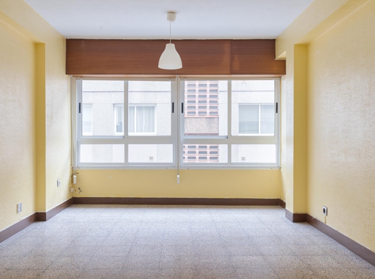 Sala de estar vacía y luminosa en piso en venta en Sada, gestionado por Morando Inmobiliaria.