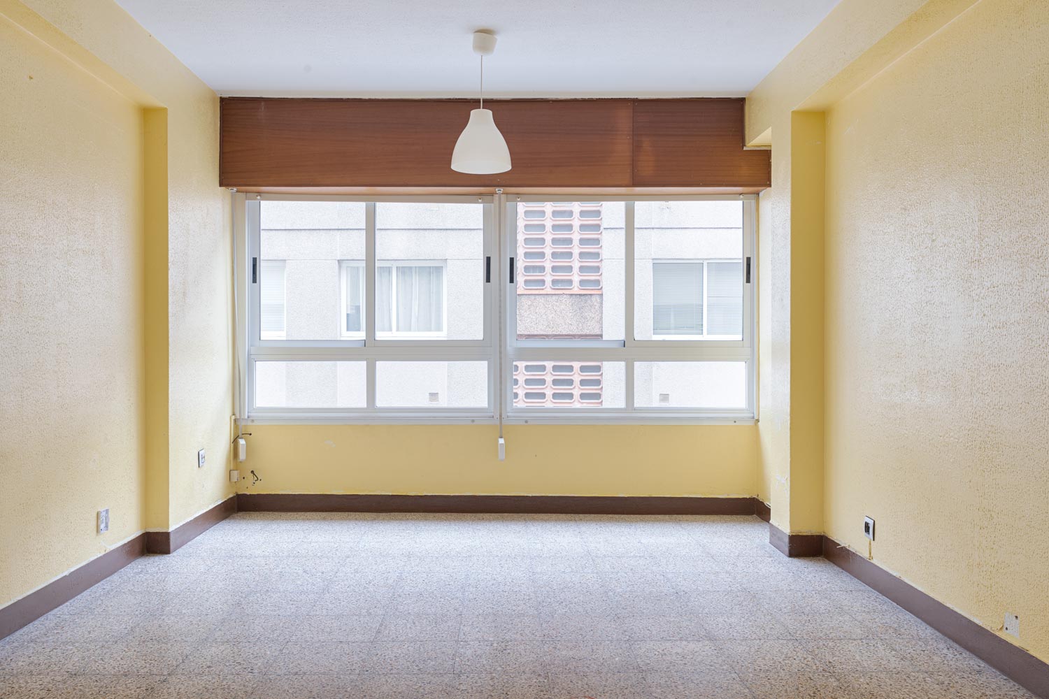 Sala de estar vacía y luminosa en piso en venta en Sada, gestionado por Morando Inmobiliaria.