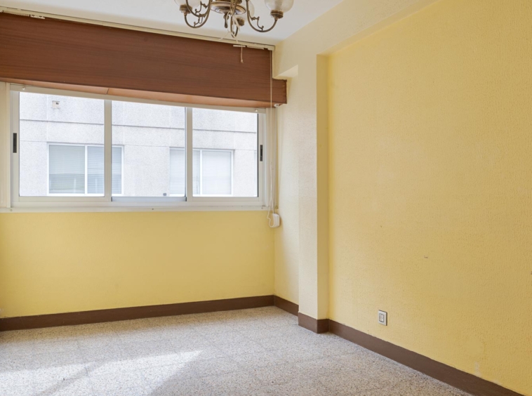 Habitación luminosa con paredes amarillas en piso en venta en Sada, gestionado por Morando Inmobiliaria.