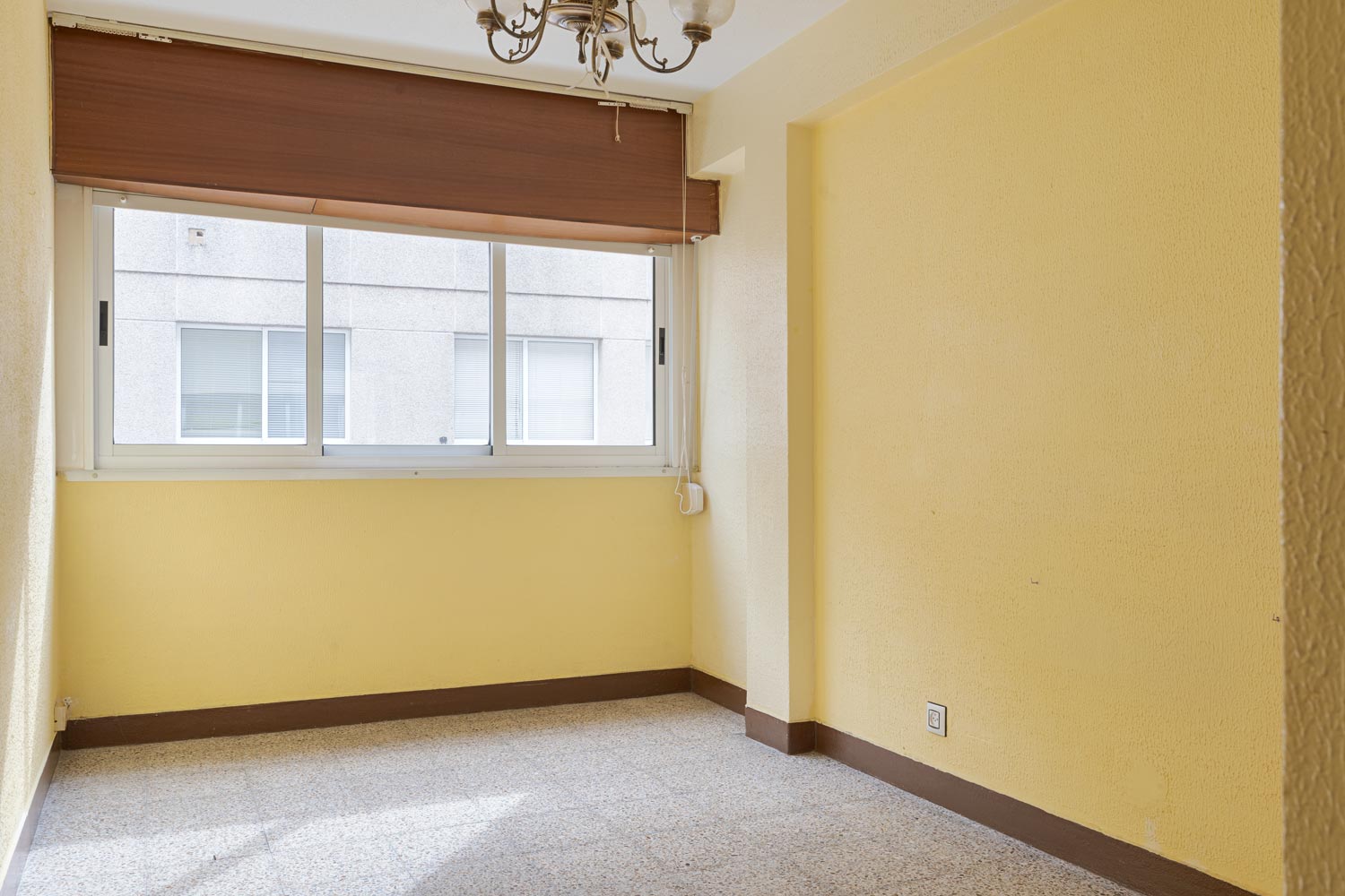 Habitación luminosa con paredes amarillas en piso en venta en Sada, gestionado por Morando Inmobiliaria.