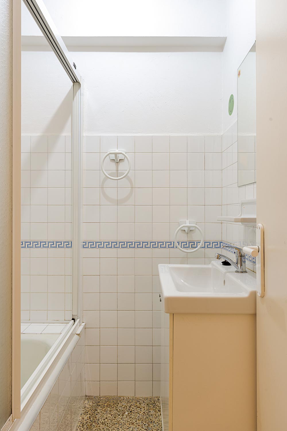 Baño compacto con ducha y lavabo en piso en venta en Sada, gestionado por Morando Inmobiliaria.